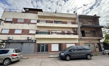 Casa tipo Ph en Venta de 4 ambientes. Con patio, lavadero y cochera. Centro Zárate