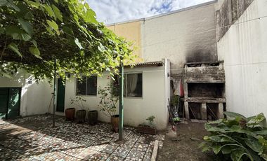 Casa tipo Ph en Venta de 4 ambientes. Con patio, lavadero y cochera. Centro Zárate