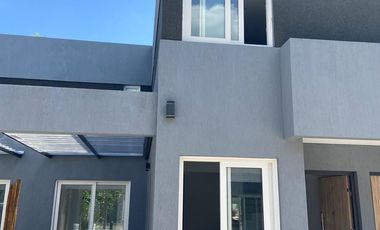 CASA DUPLEX VENTA CANNING BARRIO CERRADO