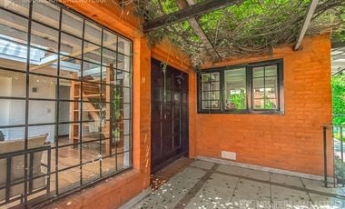 CASA DE ORIGINAL DISEÑO Y MUY LINDOS AMBIENTES .