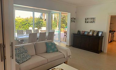 Venta Casa en La Lomada de Pilar - Estilo Clásico - Amplio Lote