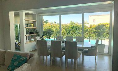 Venta Casa en La Lomada de Pilar - Estilo Clásico - Amplio Lote