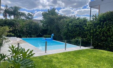 Venta Casa en La Lomada de Pilar - Estilo Clásico - Amplio Lote