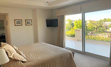 Venta Casa en La Lomada de Pilar - Estilo Clásico - Amplio Lote