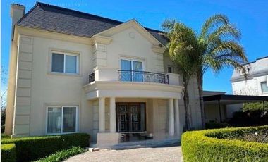 Venta Casa en La Lomada de Pilar - Estilo Clásico - Amplio Lote