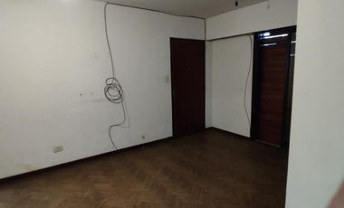 Departamento 2 ambientes en venta a mts de laestacion