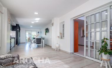 3 dormitorios con pileta y jardin alquiler anual.