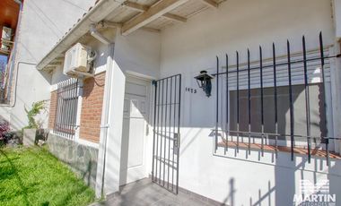 PH en alquiler en Martínez 3 ambientes con patio, cinco cuadras de Av Santa Fe y cerca de la plaza.