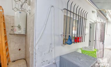 PH en alquiler en Martínez 3 ambientes con patio, cinco cuadras de Av Santa Fe y cerca de la plaza.