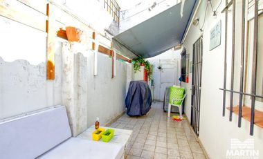 PH en alquiler en Martínez 3 ambientes con patio, cinco cuadras de Av Santa Fe y cerca de la plaza.