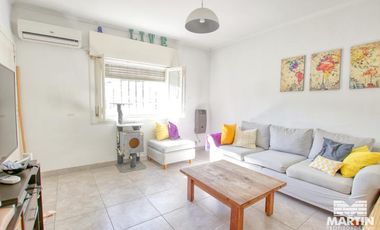 PH en alquiler en Martínez 3 ambientes con patio, cinco cuadras de Av Santa Fe y cerca de la plaza.