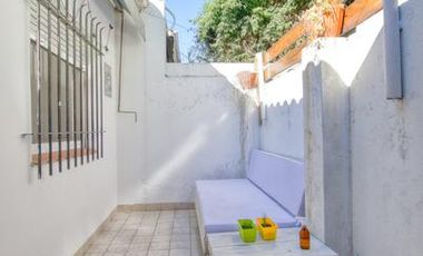 PH en alquiler en Martínez 3 ambientes con patio, cinco cuadras de Av Santa Fe y cerca de la plaza.