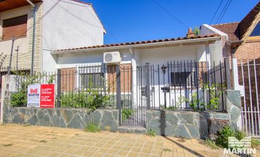 PH en alquiler en Martínez 3 ambientes con patio, cinco cuadras de Av Santa Fe y cerca de la plaza.