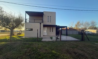 VENTA CASA 3 DORMITORIOS EN ROLDAN