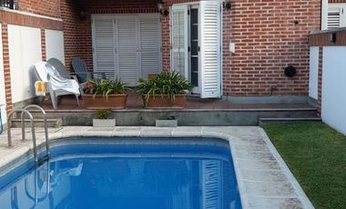 Casa/Duplex 4 ambientes con piscina en venta - Quilmes Residencial-Permuta departamento menor valor