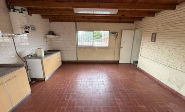 Departamento tipo casa de 3 ambientes con patio y quincho  - Wilde