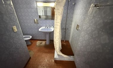 Departamento tipo casa de 3 ambientes con patio y quincho  - Wilde