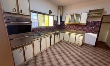 Departamento tipo casa de 3 ambientes con patio y quincho  - Wilde