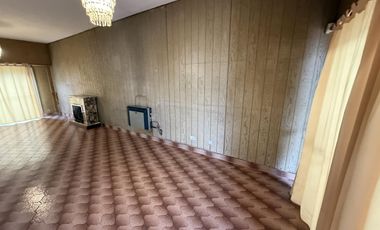 Departamento tipo casa de 3 ambientes con patio y quincho  - Wilde