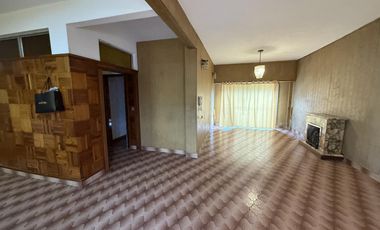 Departamento tipo casa de 3 ambientes con patio y quincho  - Wilde