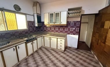 Departamento tipo casa de 3 ambientes con patio y quincho  - Wilde