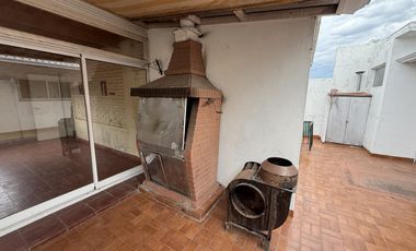 Departamento tipo casa de 3 ambientes con patio y quincho  - Wilde