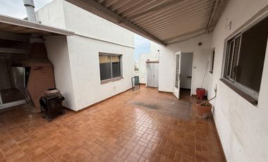 Departamento tipo casa de 3 ambientes con patio y quincho  - Wilde