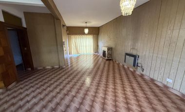 Departamento tipo casa de 3 ambientes con patio y quincho  - Wilde