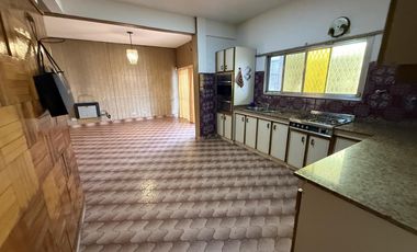 Departamento tipo casa de 3 ambientes con patio y quincho  - Wilde