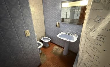 Departamento tipo casa de 3 ambientes con patio y quincho  - Wilde