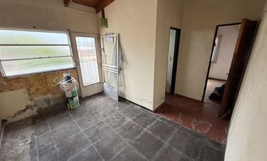 Departamento tipo casa de 3 ambientes con patio y quincho  - Wilde