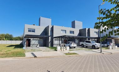 Casa Duplex Amoblada en Alquiler-  La Calandria zona sur