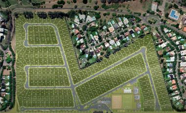 Terreno central, barrio con amenities, pegado a Ayres de Pilar, ya con posesión.