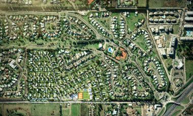 Terreno central, barrio con amenities, pegado a Ayres de Pilar, ya con posesión.