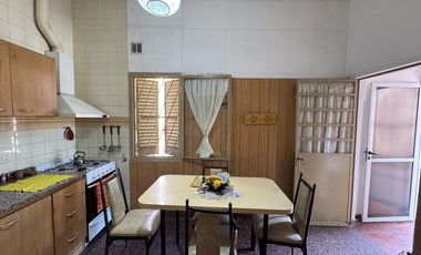 Casa en planta baja con jardín, cochera pasante y parrilla en Morón