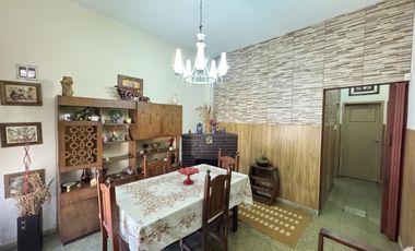 Casa en planta baja con jardín, cochera pasante y parrilla en Morón