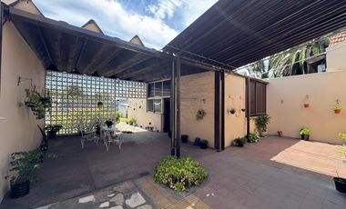 Casa en planta baja con jardín, cochera pasante y parrilla en Morón