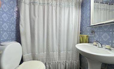 Casa en planta baja con jardín, cochera pasante y parrilla en Morón