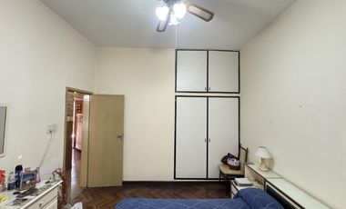 Casa en planta baja con jardín, cochera pasante y parrilla en Morón