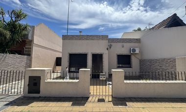 Casa en planta baja con jardín, cochera pasante y parrilla en Morón