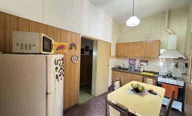 Casa en planta baja con jardín, cochera pasante y parrilla en Morón