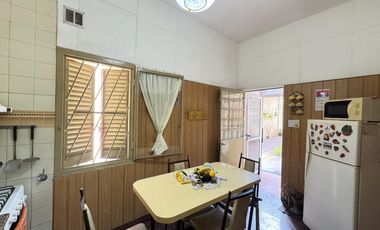 Casa en planta baja con jardín, cochera pasante y parrilla en Morón