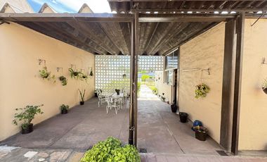 Casa en planta baja con jardín, cochera pasante y parrilla en Morón