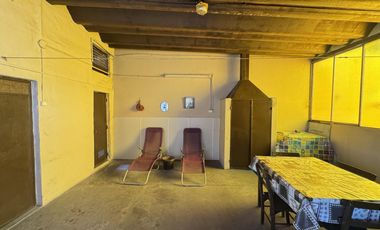 Casa en planta baja con jardín, cochera pasante y parrilla en Morón