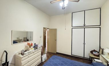 Casa en planta baja con jardín, cochera pasante y parrilla en Morón