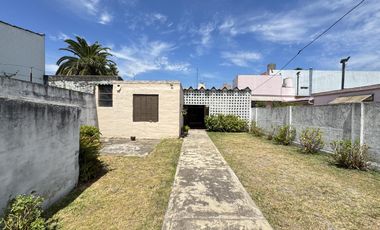Casa en planta baja con jardín, cochera pasante y parrilla en Morón