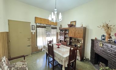 Casa en planta baja con jardín, cochera pasante y parrilla en Morón