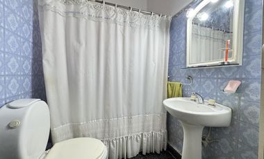 Casa en planta baja con jardín, cochera pasante y parrilla en Morón