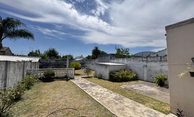 Casa en planta baja con jardín, cochera pasante y parrilla en Morón