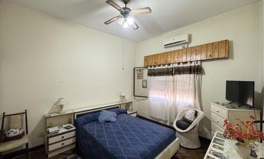 Casa en planta baja con jardín, cochera pasante y parrilla en Morón